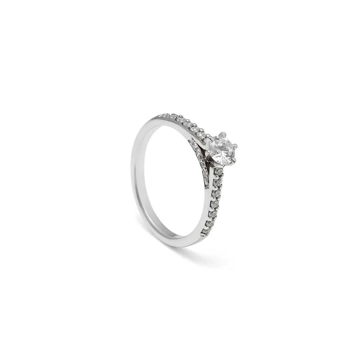 Anillo de compromiso con perfil elevado. Las garras perfilan la piedra central incolora.