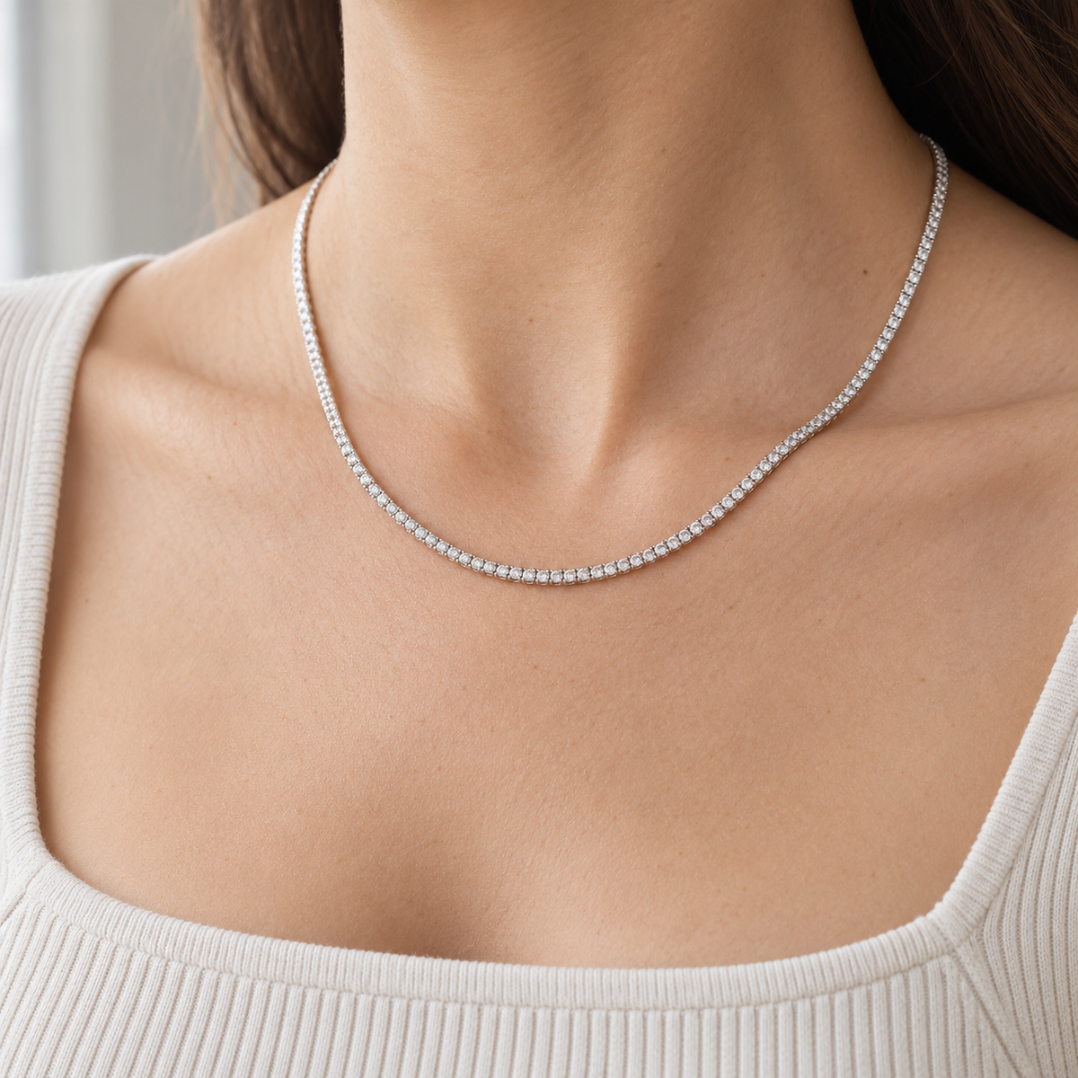 Collar rivière de contorno fino C-601 — joya puesta desde otro ángulo