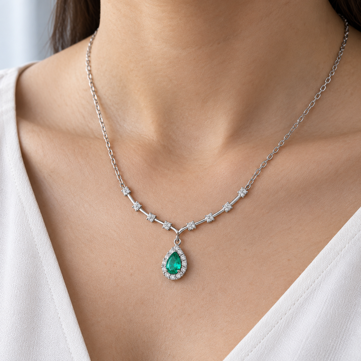 Collar de esmeralda y brillantes C-602 — joya puesta desde otro ángulo