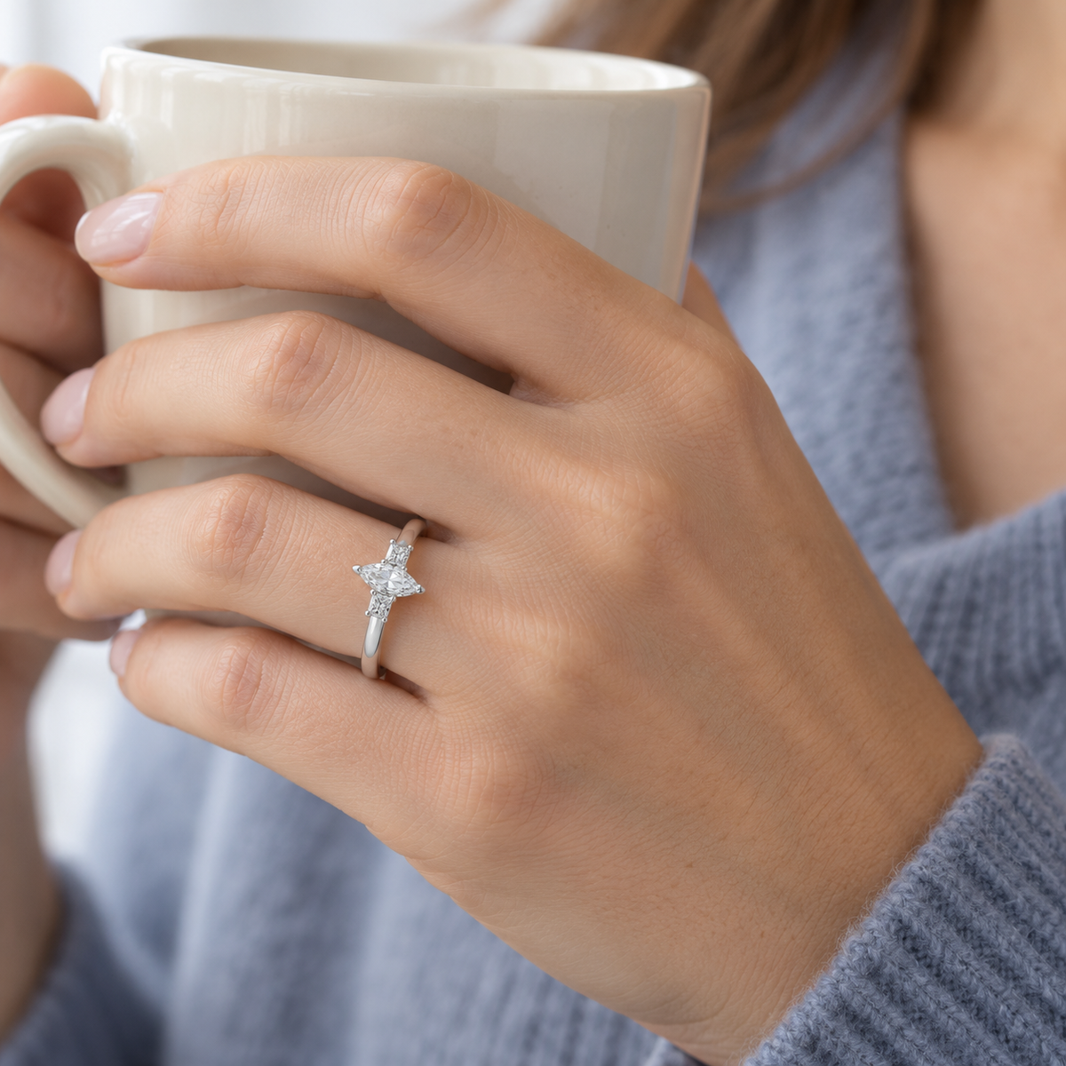 Anillo de compromiso con centro luminoso S-3977 — joya puesta desde otro ángulo