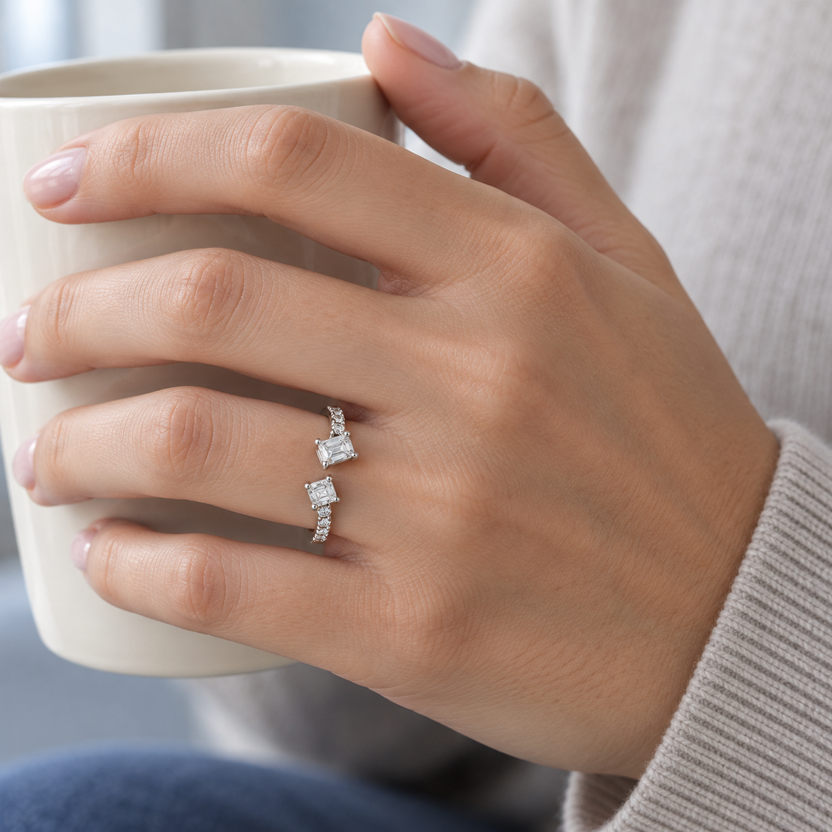 Anillo abierto con centros rectangulares S-3988 — joya puesta desde otro ángulo