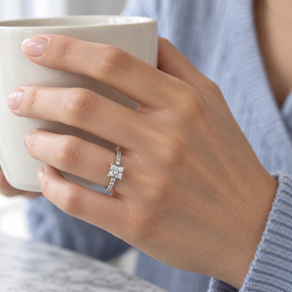 Anillo de compromiso y línea luminosa S-3990 — joya puesta desde otro ángulo