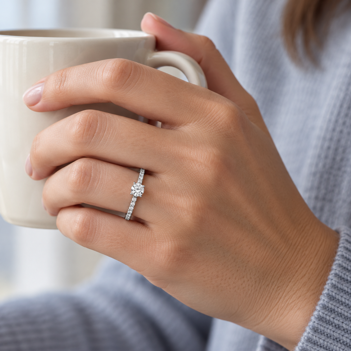 Anillo de compromiso de contorno delicado S-3991 — joya puesta desde otro ángulo