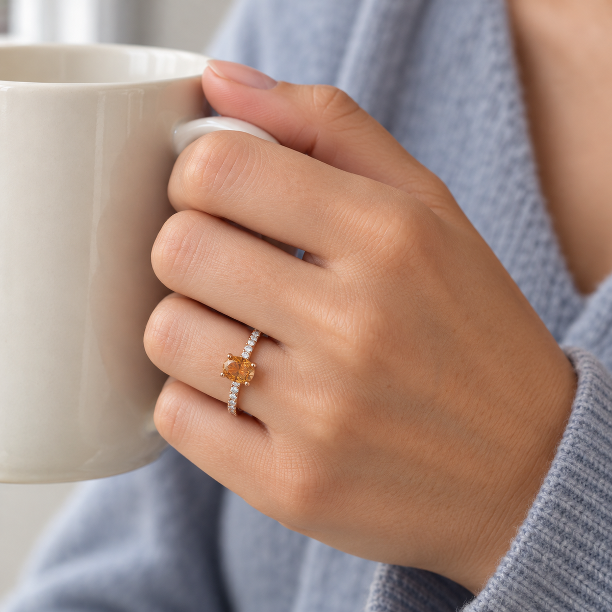 Anillo de diamante oval color coñac S-4014 — joya puesta desde otro ángulo