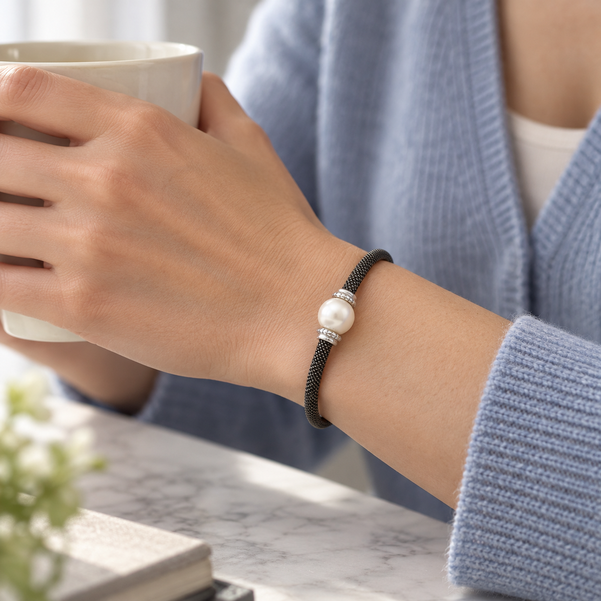 Pulsera de acero con centro nacarado V-2336/PU — joya puesta desde otro ángulo