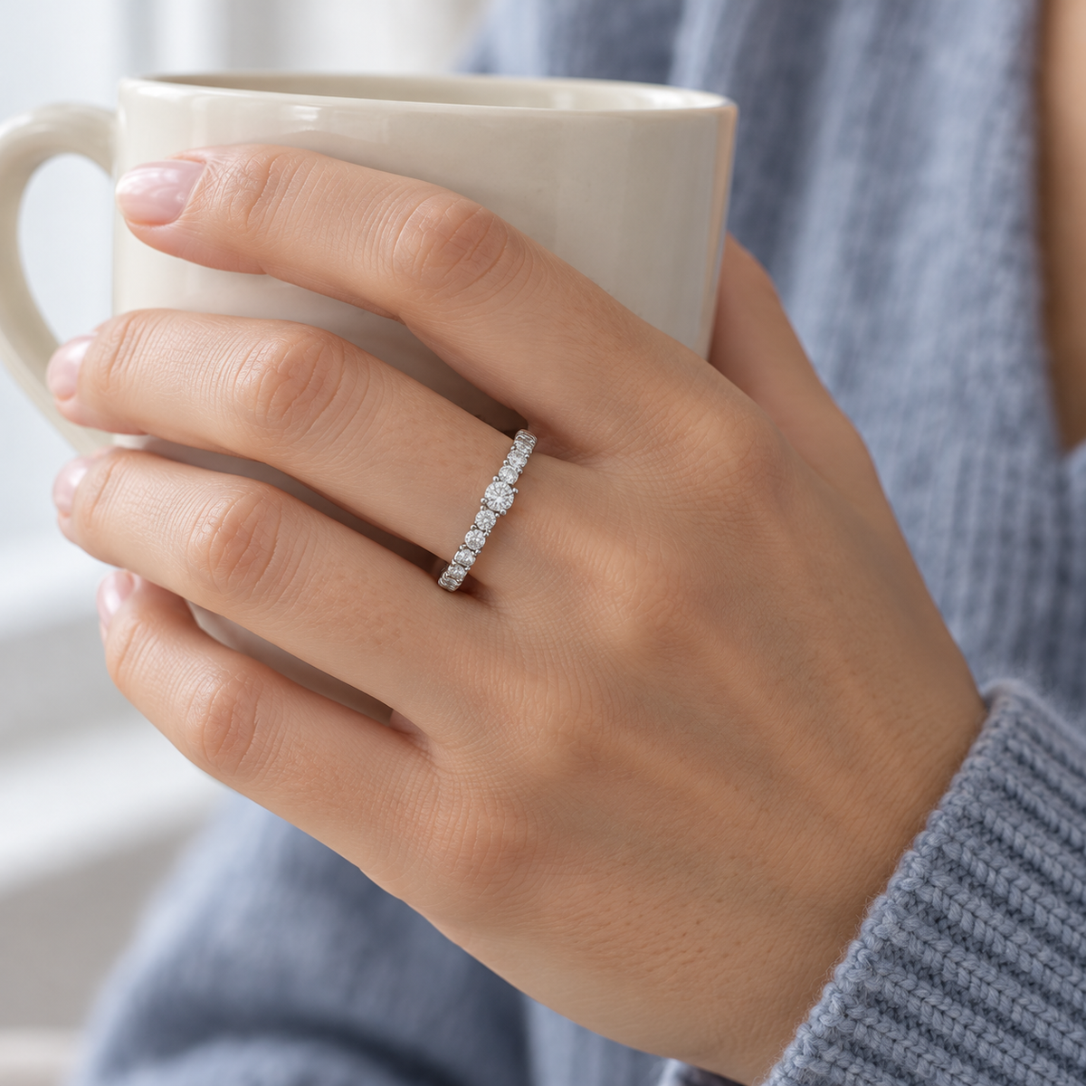 Anillo de compromiso de contorno luminoso V-2984/S — joya puesta desde otro ángulo