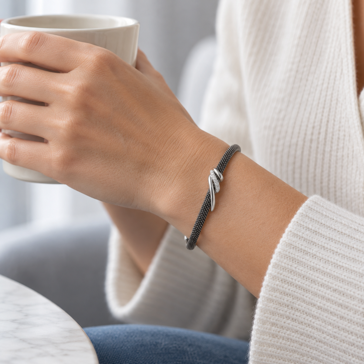 Pulsera de acero y bandas diagonales V-3130/PU — joya puesta desde otro ángulo