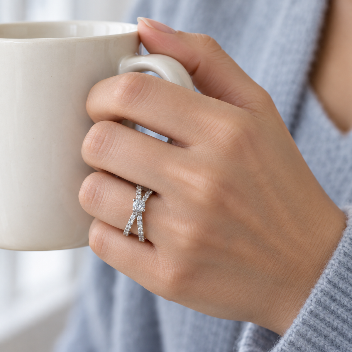 Anillo de compromiso con bandas cruzadas V-3177/S — joya puesta desde otro ángulo