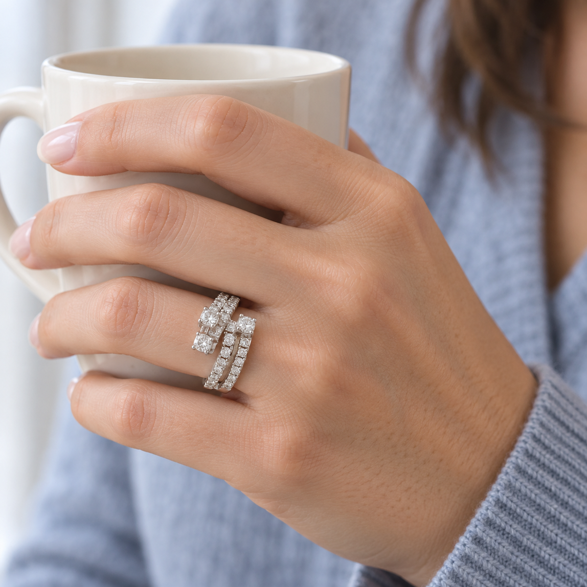 Anillo abierto con bandas luminosas V-3237/S — joya puesta desde otro ángulo