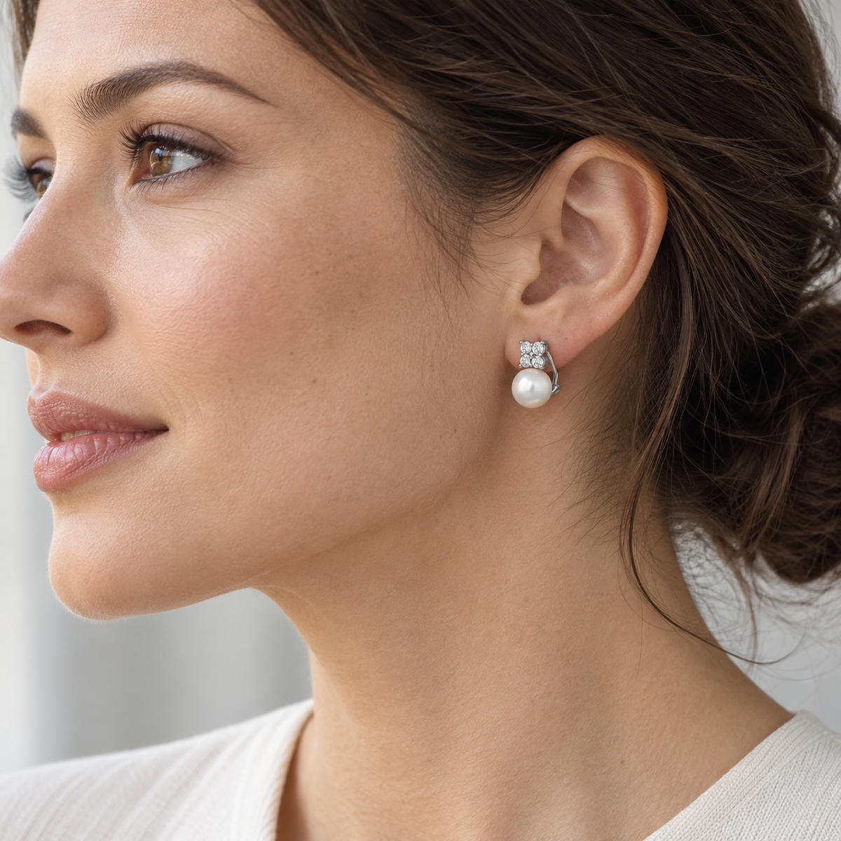 Pendientes de perla y frente luminoso V-3254/P — joya puesta desde otro ángulo