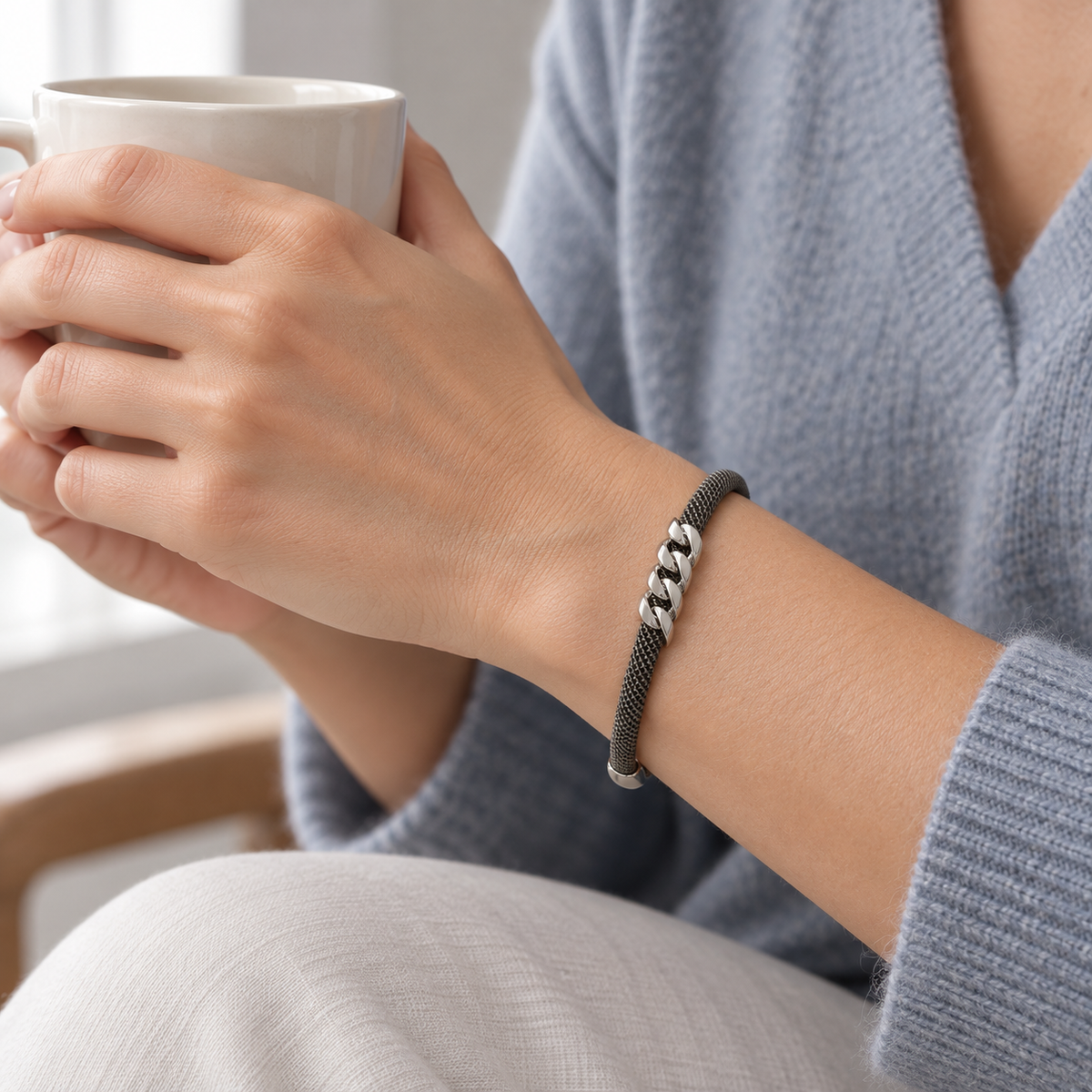 Pulsera de acero y líneas entrelazadas V-3289/PU — joya puesta desde otro ángulo