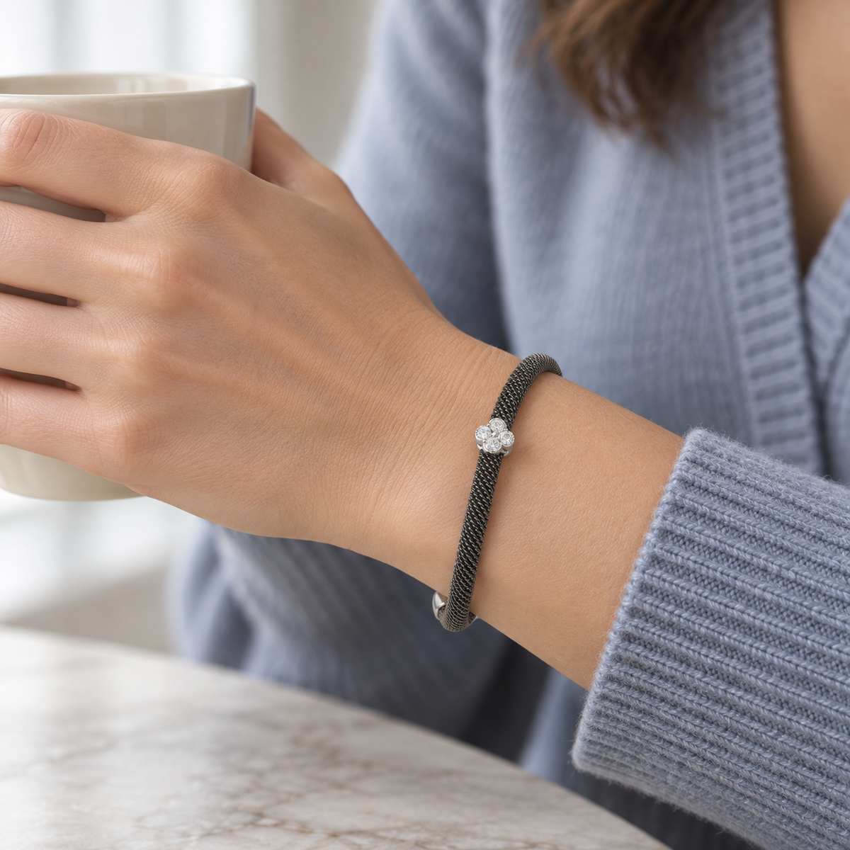 Pulsera de acero con motivo romboidal V-3294/PU — joya puesta desde otro ángulo