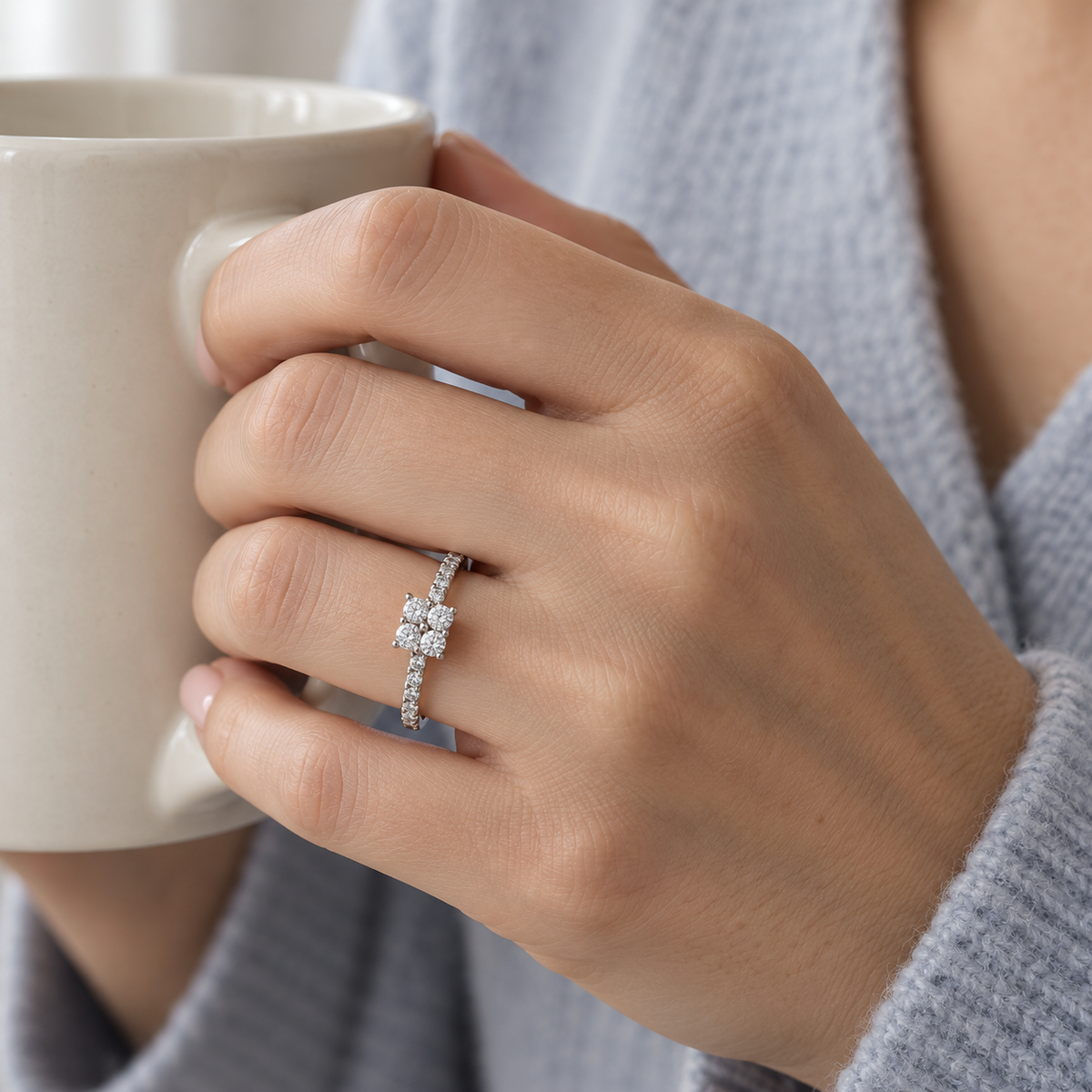 Anillo de compromiso con aro de destellos V-3312/S — joya puesta desde otro ángulo