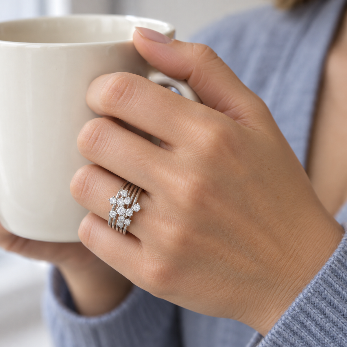 Anillo de bandas con centros agrupados V-3329/S — joya puesta desde otro ángulo