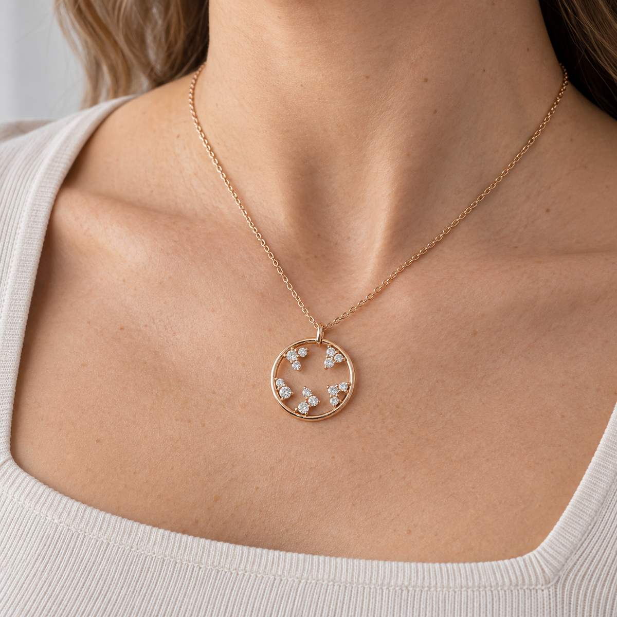 Colgante circular con motivos geométricos V-3382/CL — joya puesta desde otro ángulo