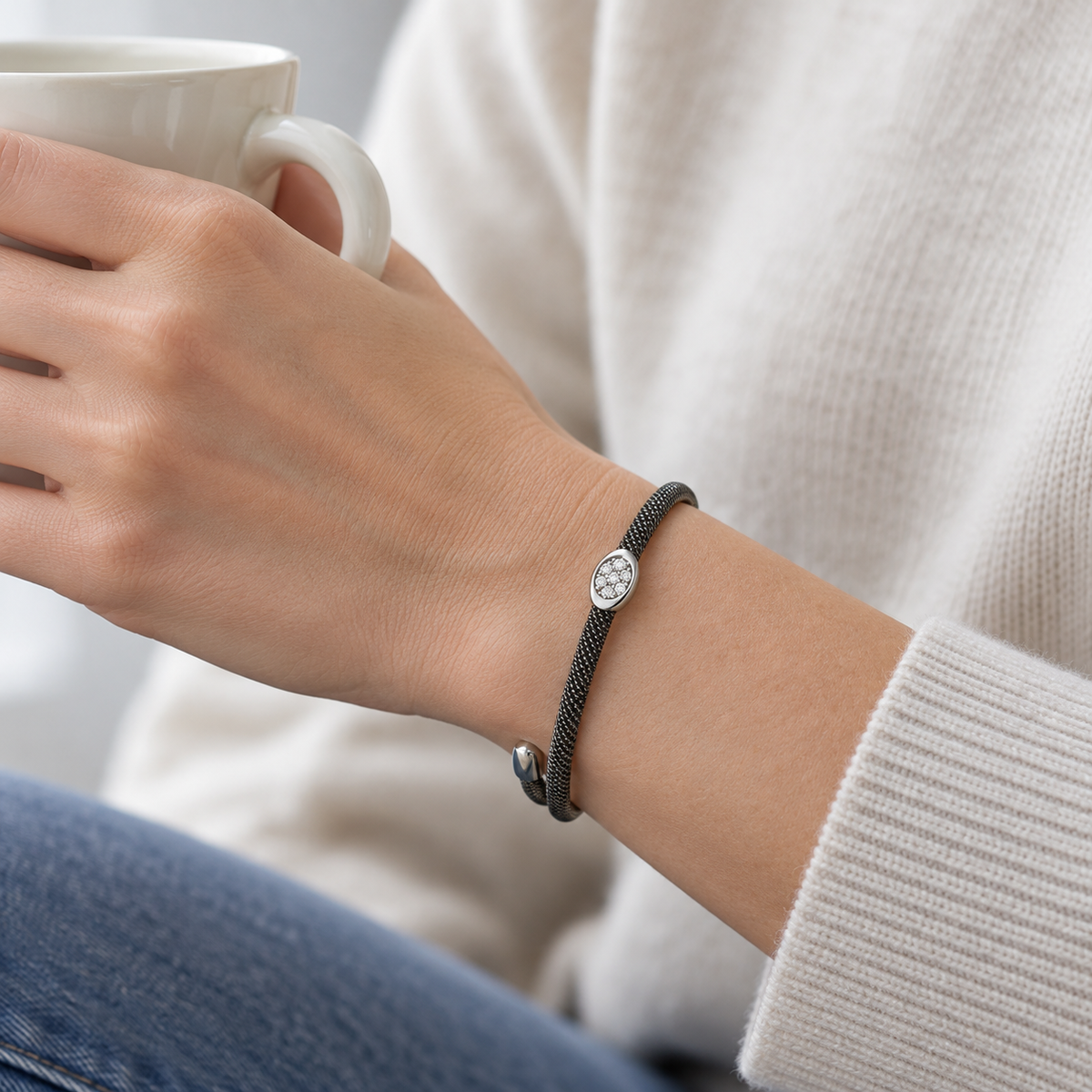 Pulsera de acero y oro con óvalo de brillantes V-3392/PU — joya puesta desde otro ángulo