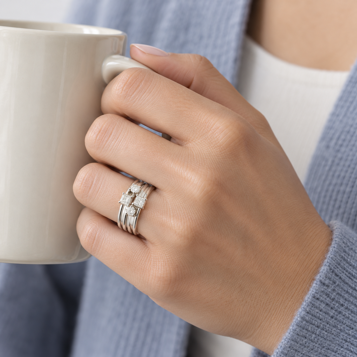 Anillo de bandas y centros geométricos V-3394/S — joya puesta desde otro ángulo