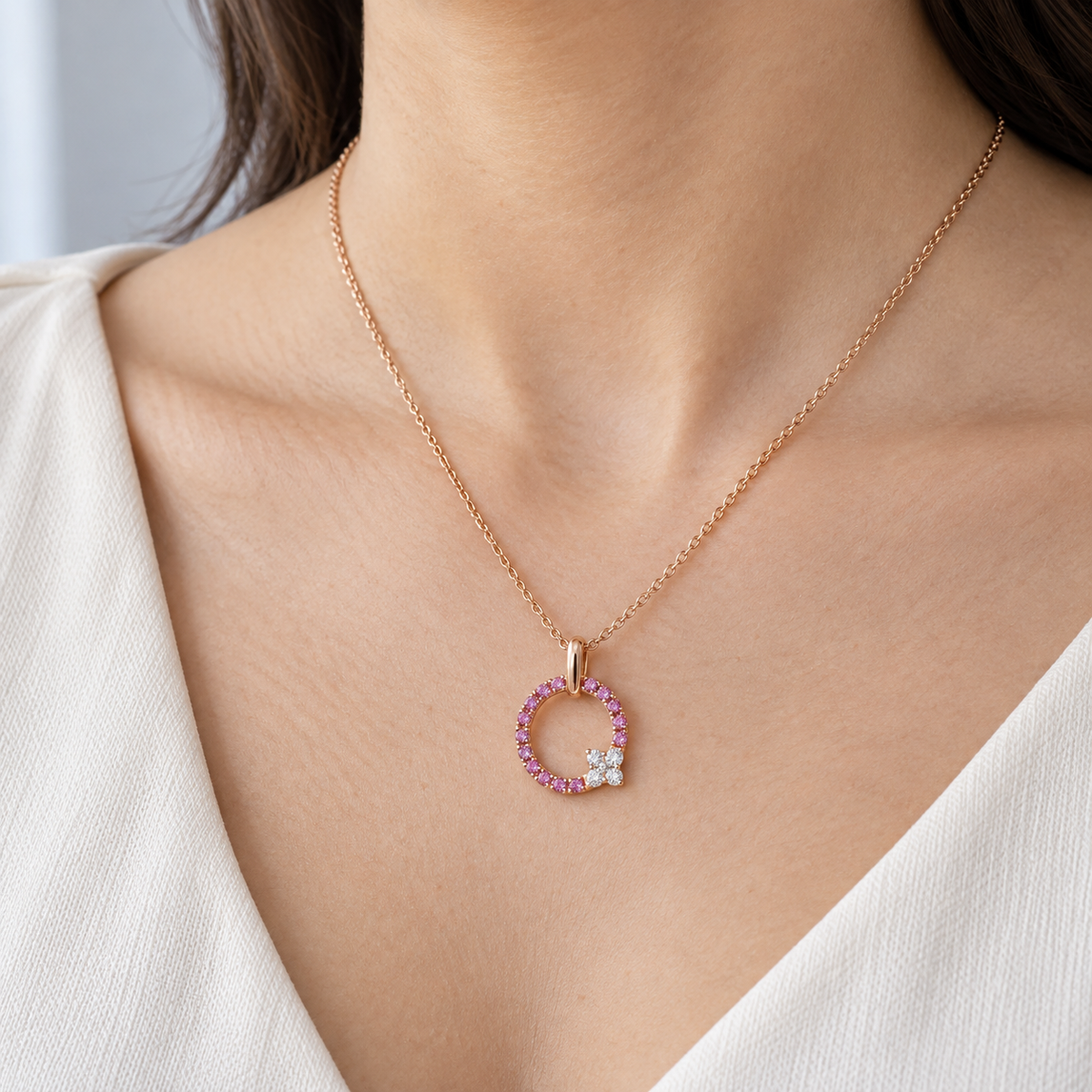 Colgante circular rosado y geométrico V-3403/CL — joya puesta desde otro ángulo