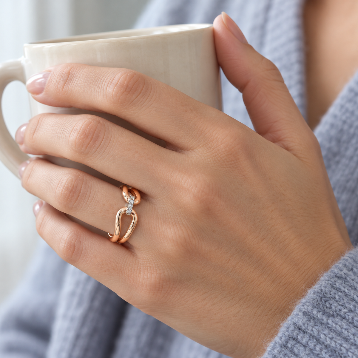 Anillo de lazo curvo V-3412/S — joya puesta desde otro ángulo
