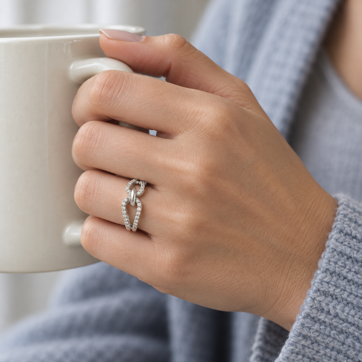 Anillo de lazo y línea luminosa V-3414/S — joya puesta desde otro ángulo