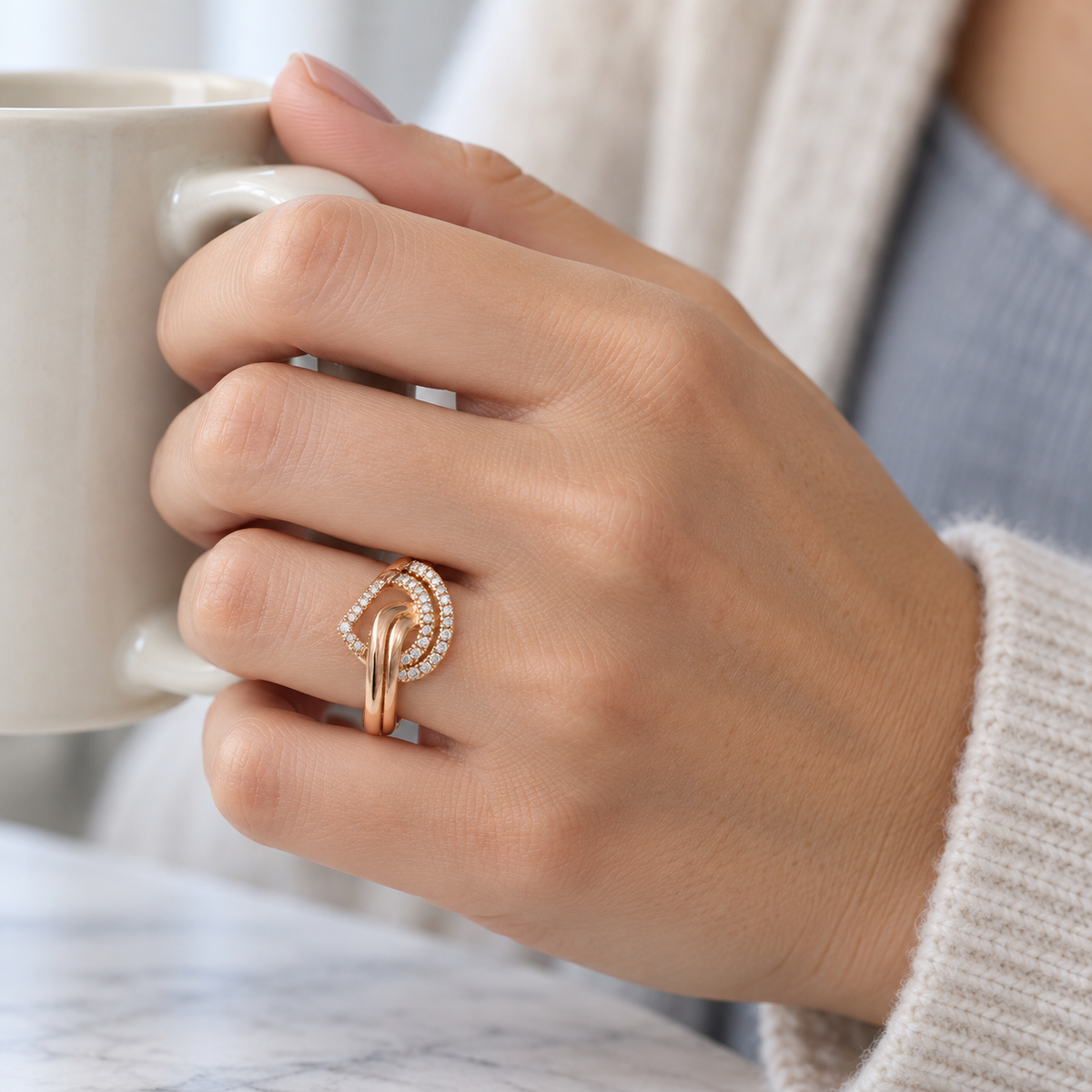 Anillo de curvas enlazadas y luz V-3428/S — joya puesta desde otro ángulo