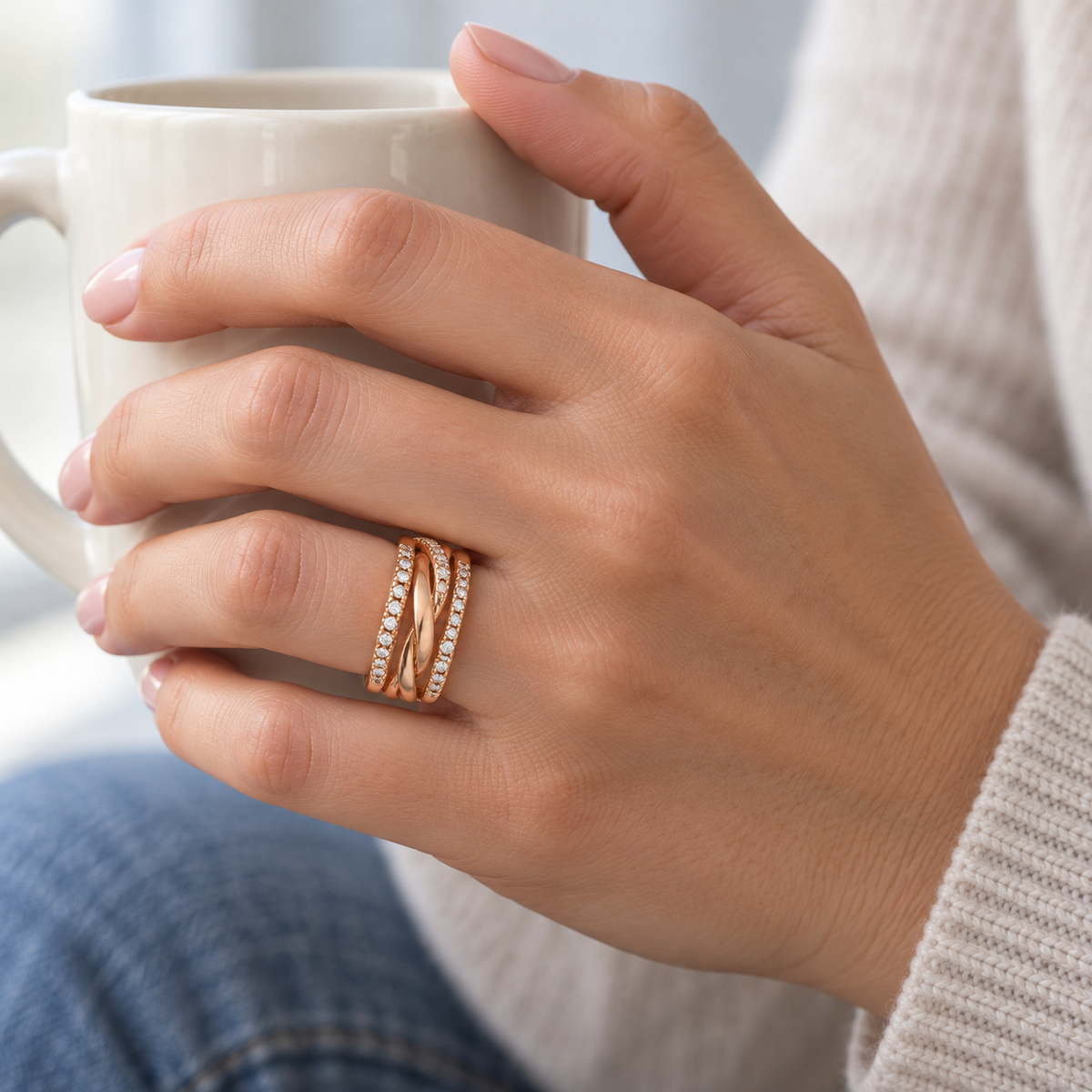 Anillo ancho de bandas y destellos V-3430/S — joya puesta desde otro ángulo