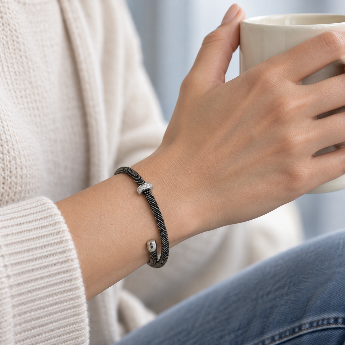 Pulsera de acero y pequeña barra de luz V-3450/PU — joya puesta desde otro ángulo