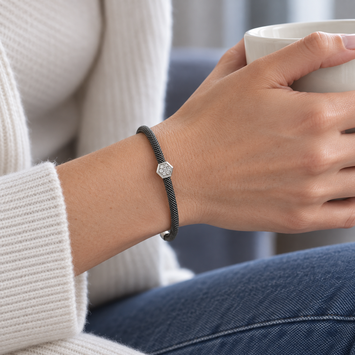 Pulsera de acero y centro geométrico V-3476/PU — joya puesta desde otro ángulo