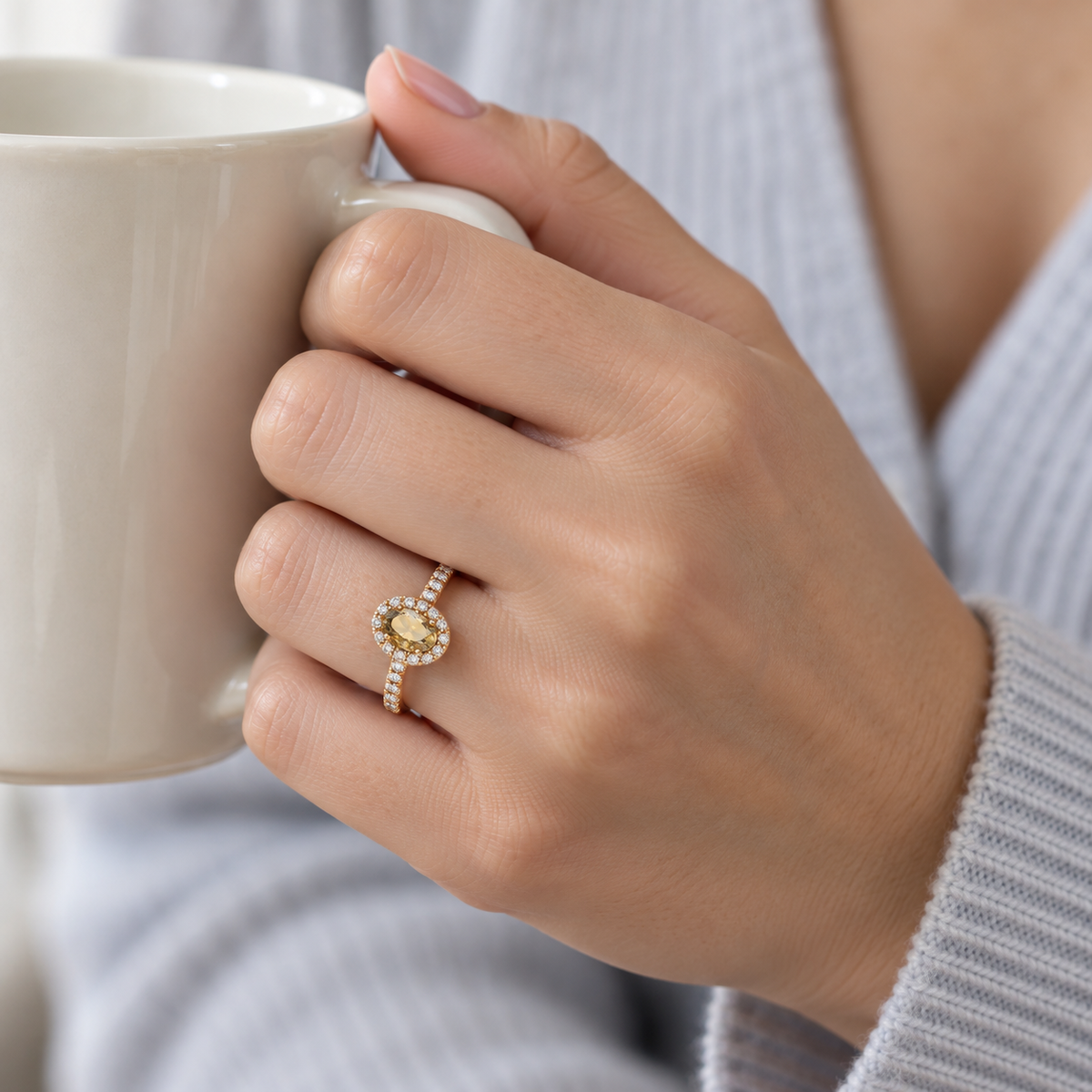 Anillo de centro cálido y halo de luz V-3481/S — joya puesta desde otro ángulo