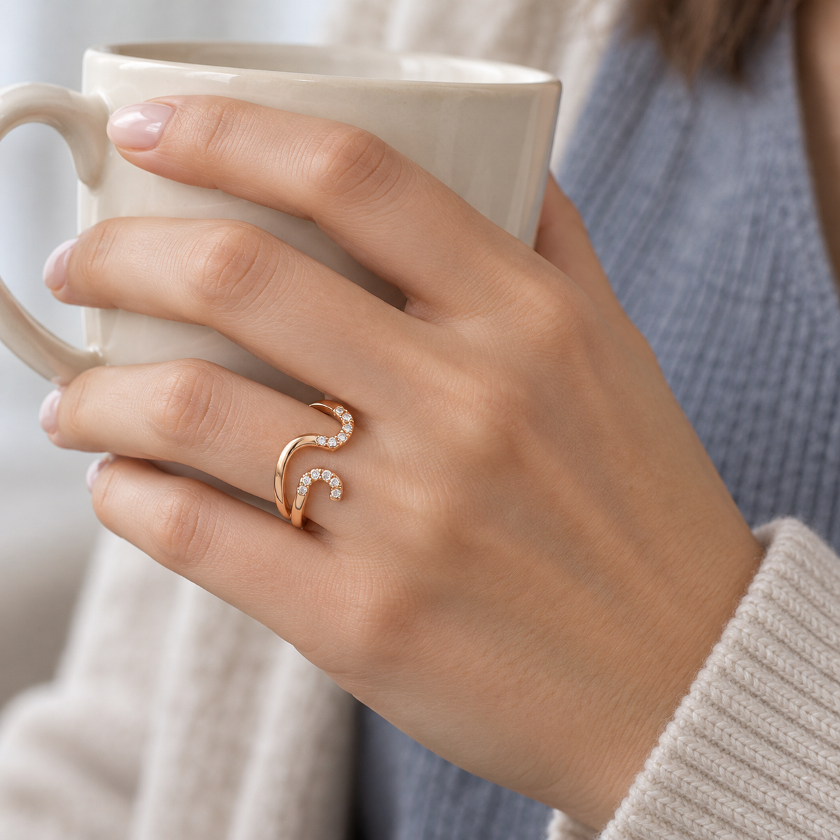 Anillo abierto de curvas luminosas V-3521/S — joya puesta desde otro ángulo