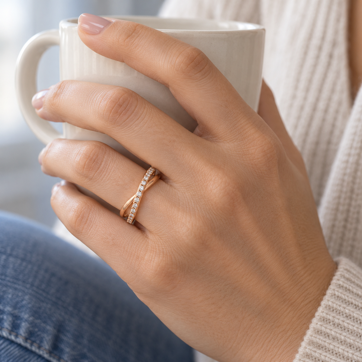 Anillo de líneas cruzadas y destellos V-3539/S — joya puesta desde otro ángulo