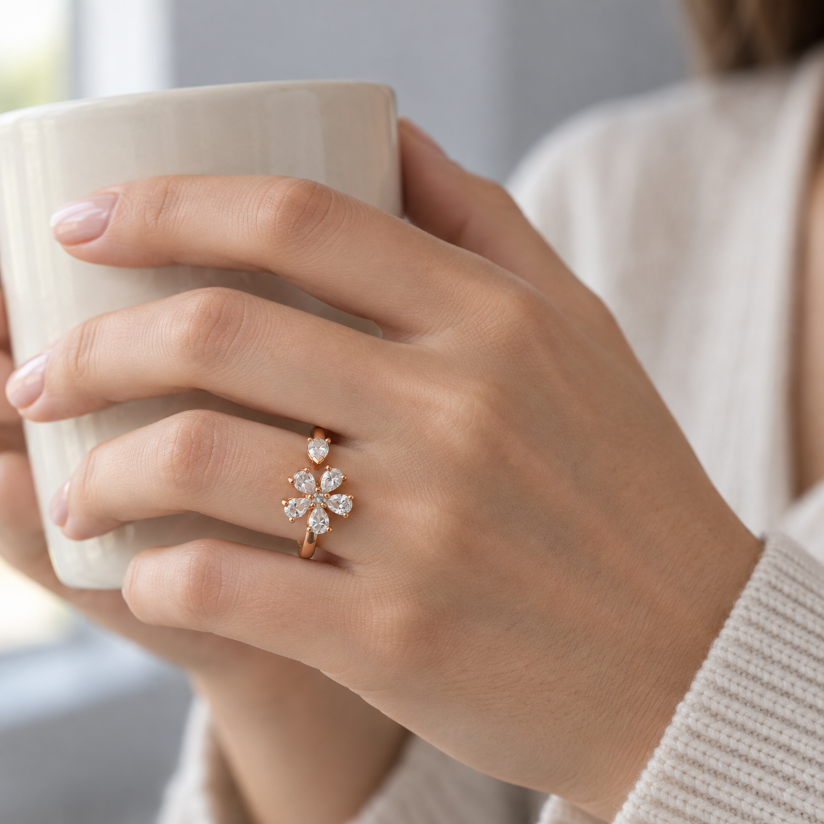 Anillo de diamantes con motivo de hojas V-3568/S — joya puesta desde otro ángulo