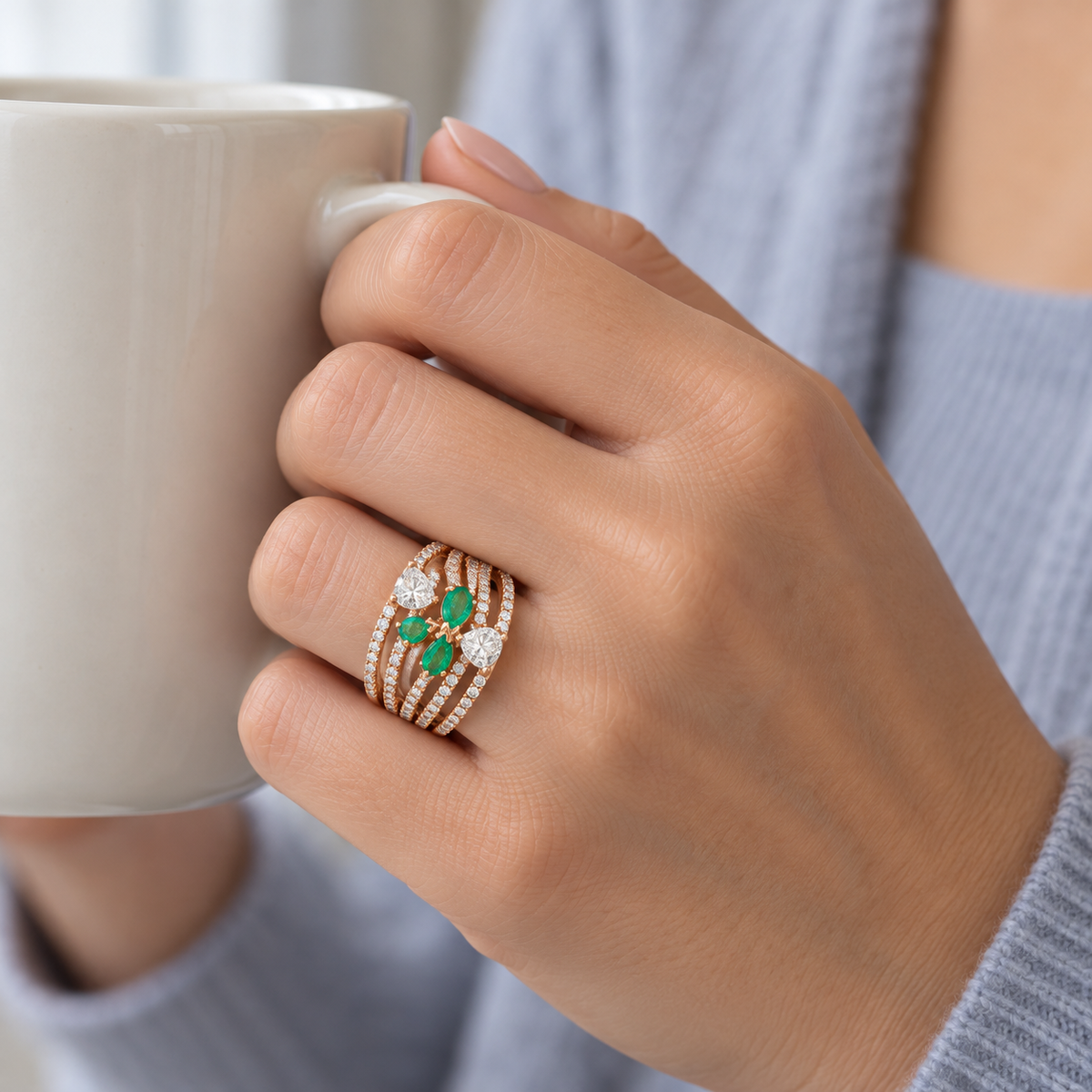 Anillo de esmeraldas y diamantes en lágrima V-3574/S — joya puesta desde otro ángulo
