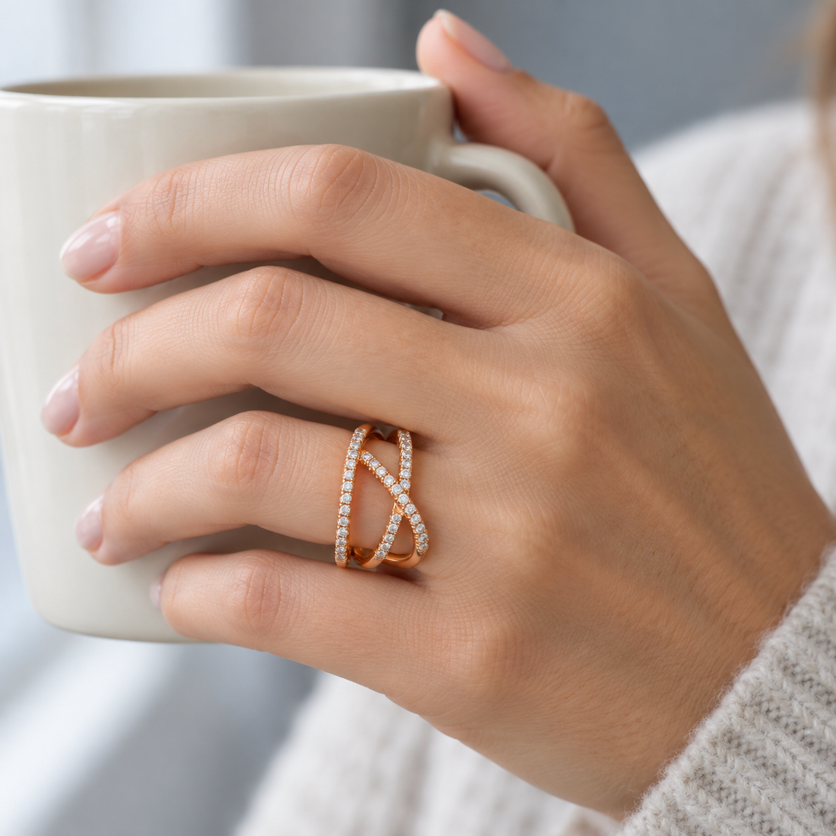 Anillo de brillantes y curvas cruzadas V-3585/S — joya puesta desde otro ángulo