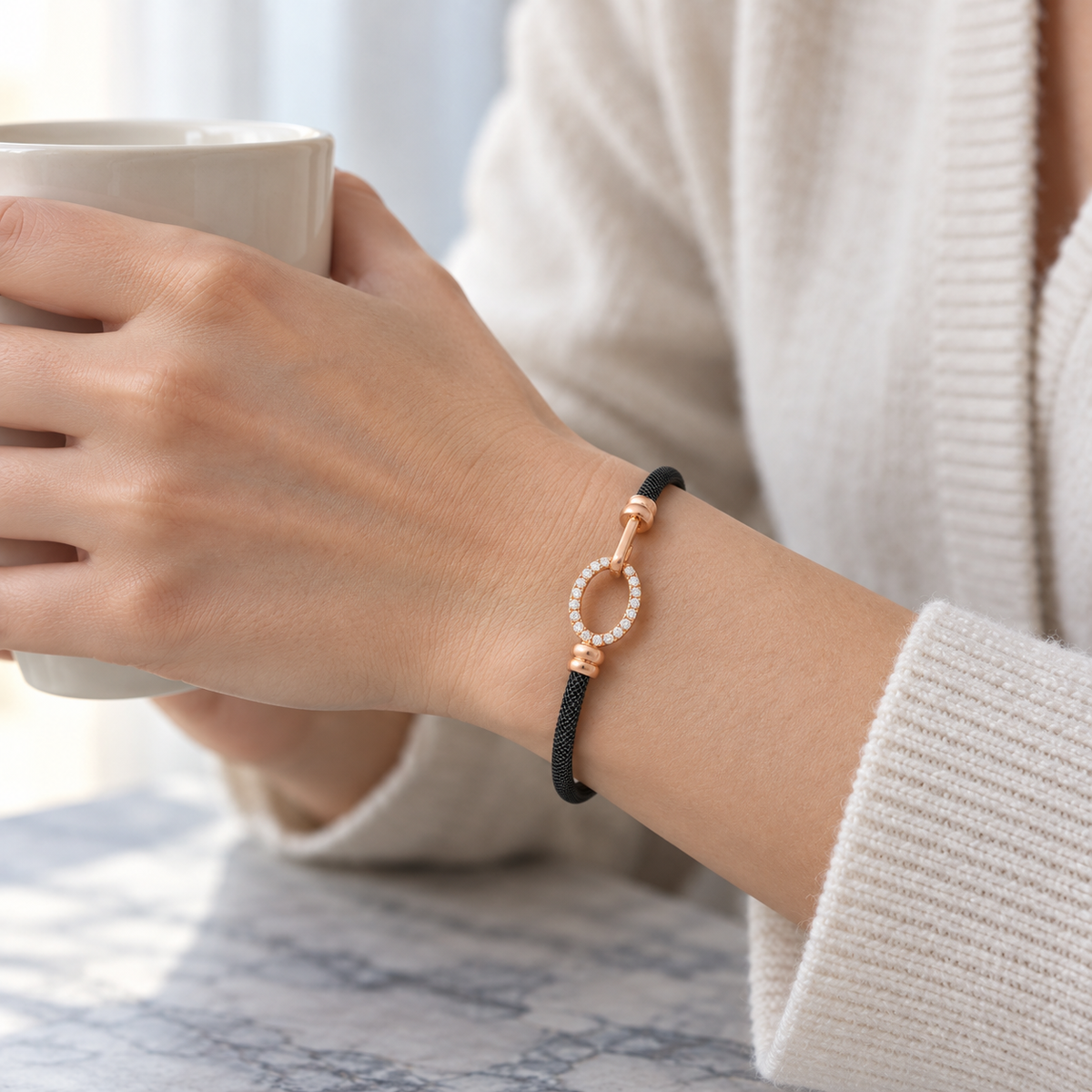 Pulsera de acero y oro con óvalo de luz V-3592/PU — joya puesta desde otro ángulo