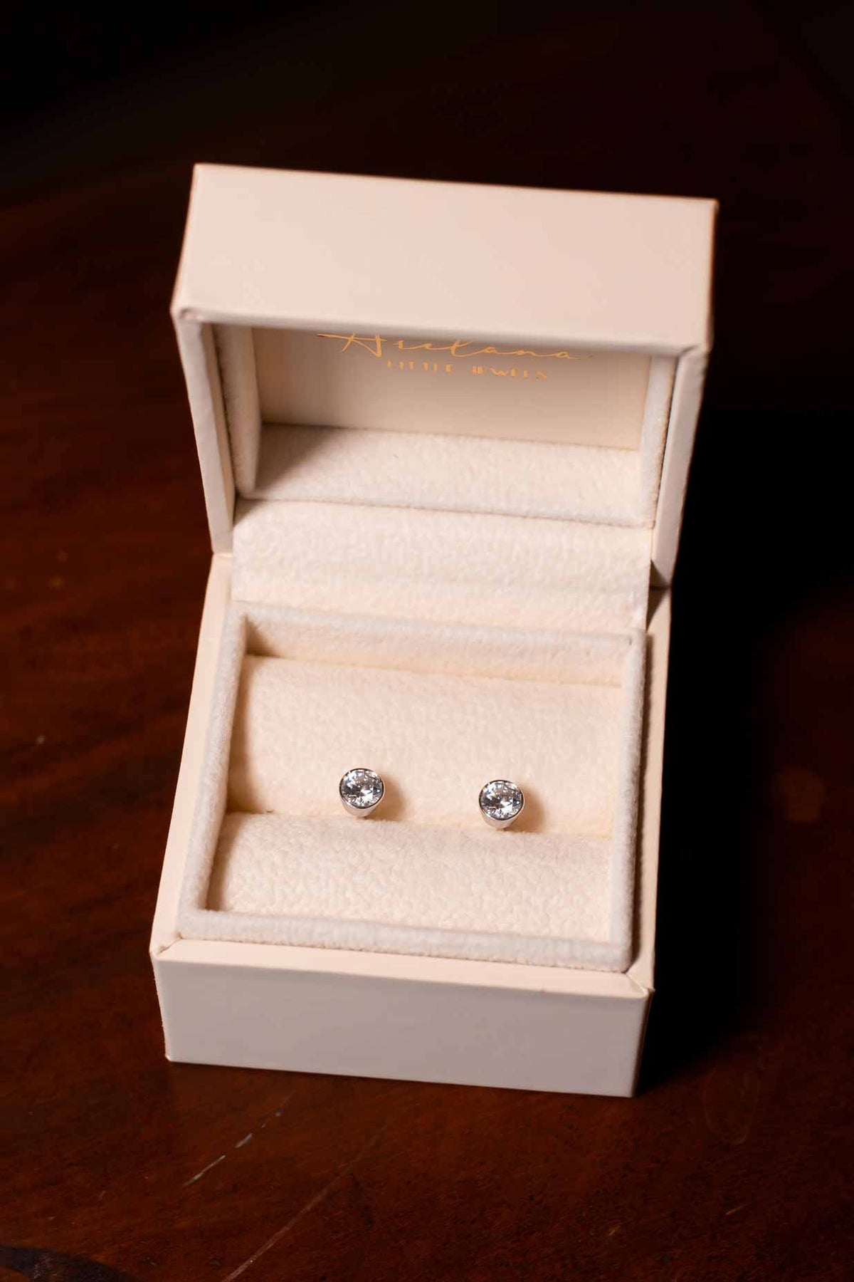 Pendiente diamante solitario