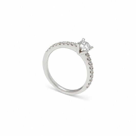 Anillo de compromiso de contorno delicado. El centro incoloro destaca por encima de la línea del aro.