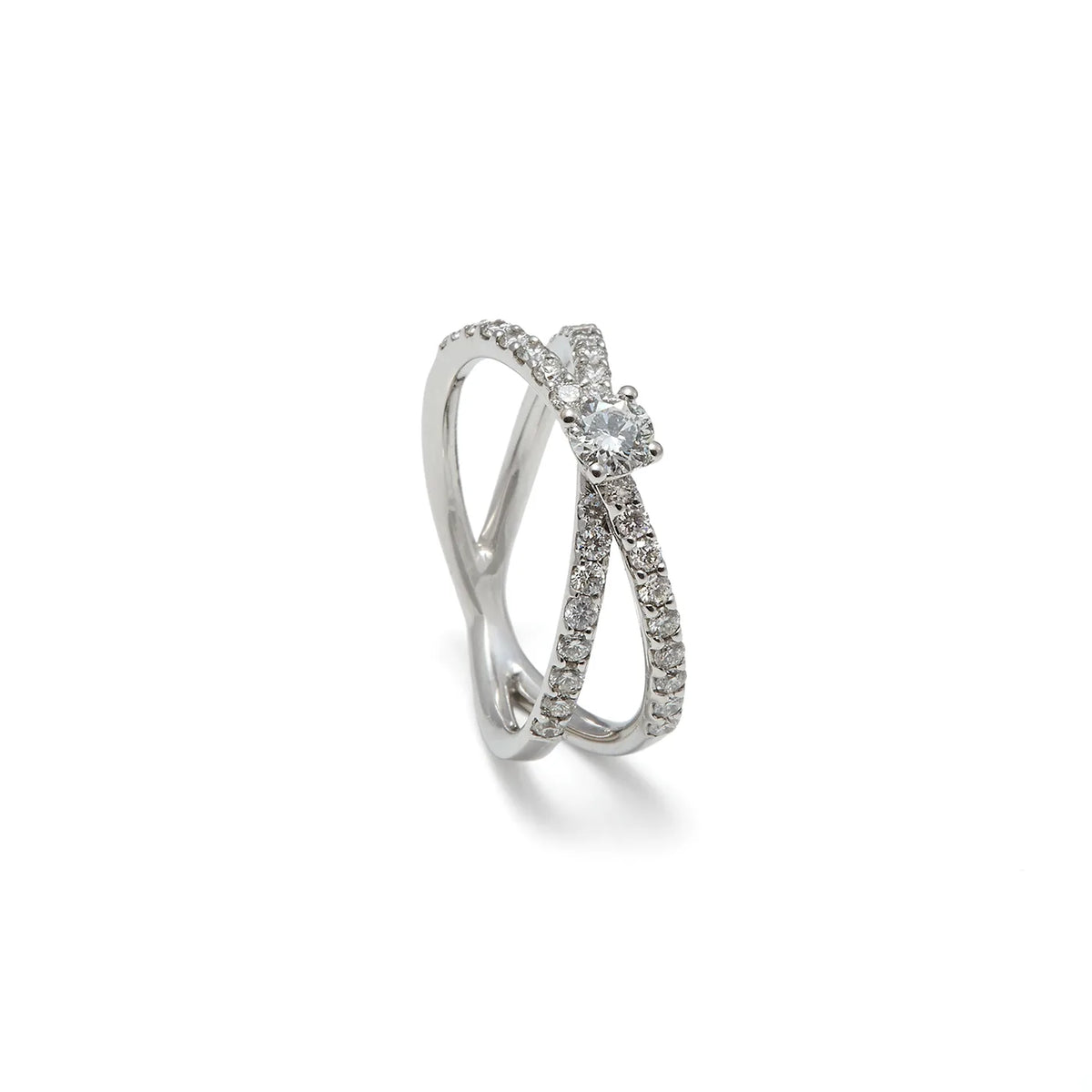 Anillo de compromiso con bandas cruzadas. Una banda lisa se combina con otra recorrida por pequeñas piedras.