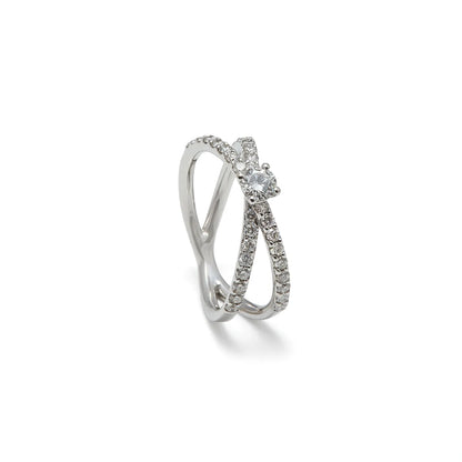 Anillo de compromiso con bandas cruzadas. Una banda lisa se combina con otra recorrida por pequeñas piedras.