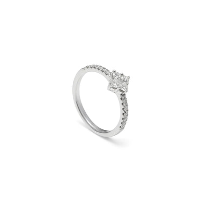 Anillo de compromiso con aro de destellos. La piedra central sobresale sobre una montura de garras visibles.