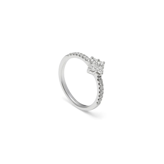Anillo de compromiso con aro de destellos. La piedra central sobresale sobre una montura de garras visibles.