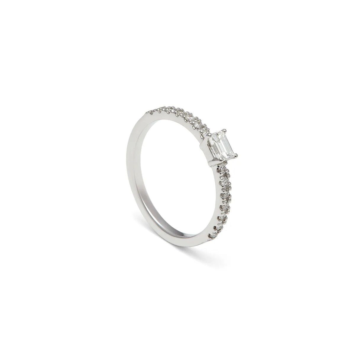 Anillo de compromiso con centro rectangular. Las garras visibles enmarcan las esquinas del motivo central.