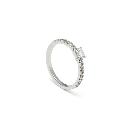 Anillo de compromiso con centro rectangular. Las garras visibles enmarcan las esquinas del motivo central.