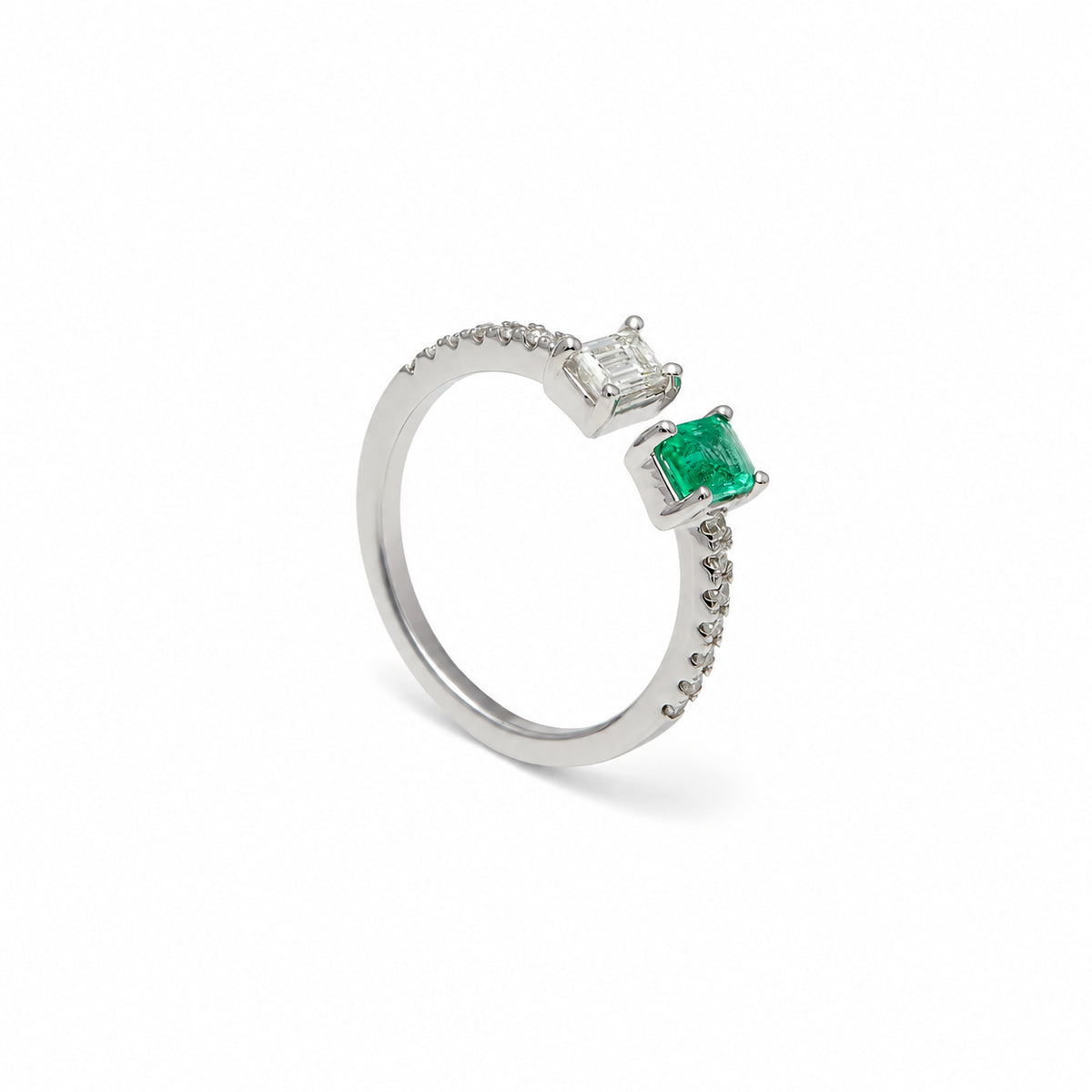 Anillo abierto con centro verde. Los dos extremos se presentan a distinta altura visual.