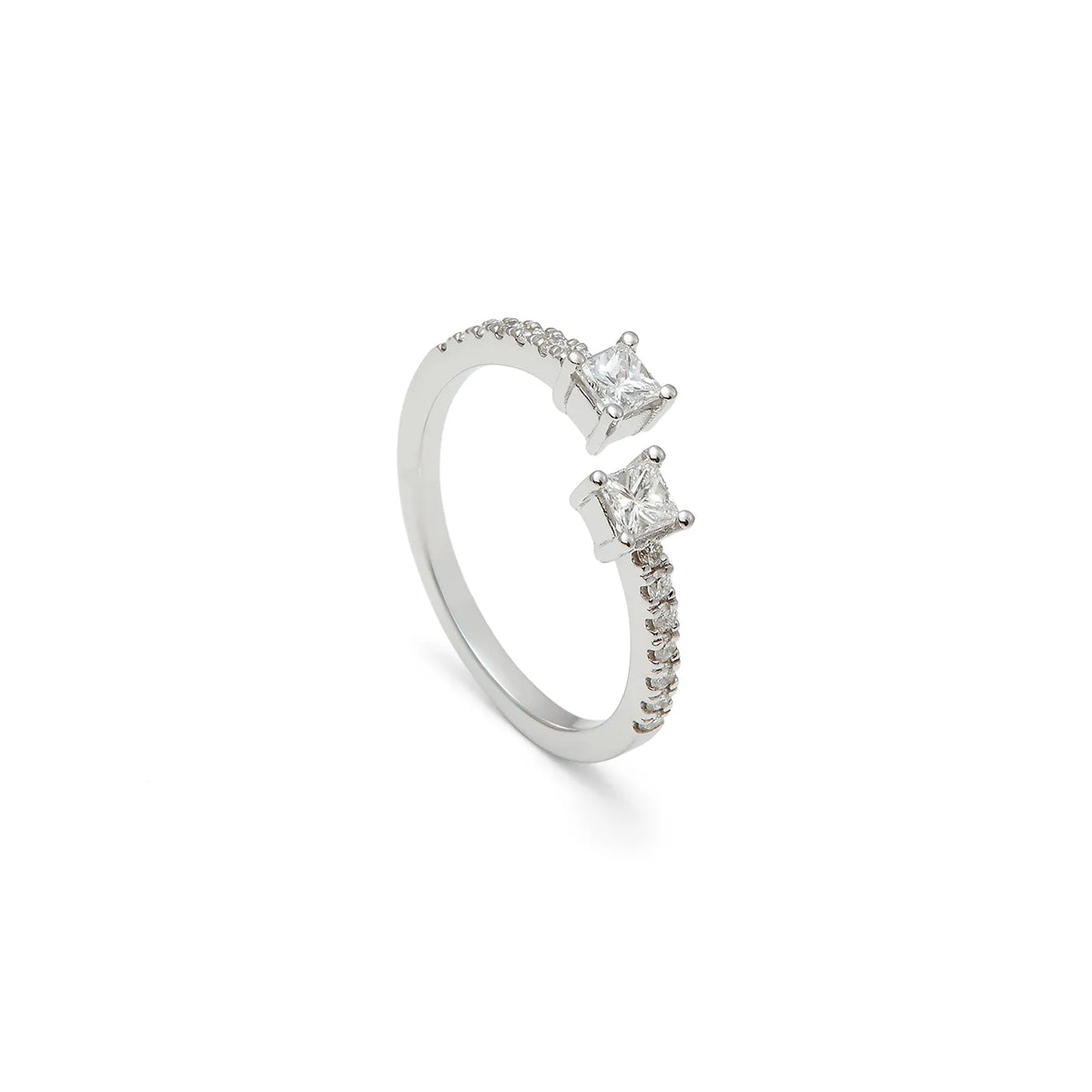 Anillo abierto de centros cuadrados. Las monturas dejan un espacio visible entre los motivos del frente.