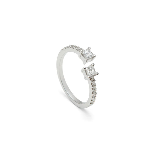 Anillo abierto de centros cuadrados. Las monturas dejan un espacio visible entre los motivos del frente.