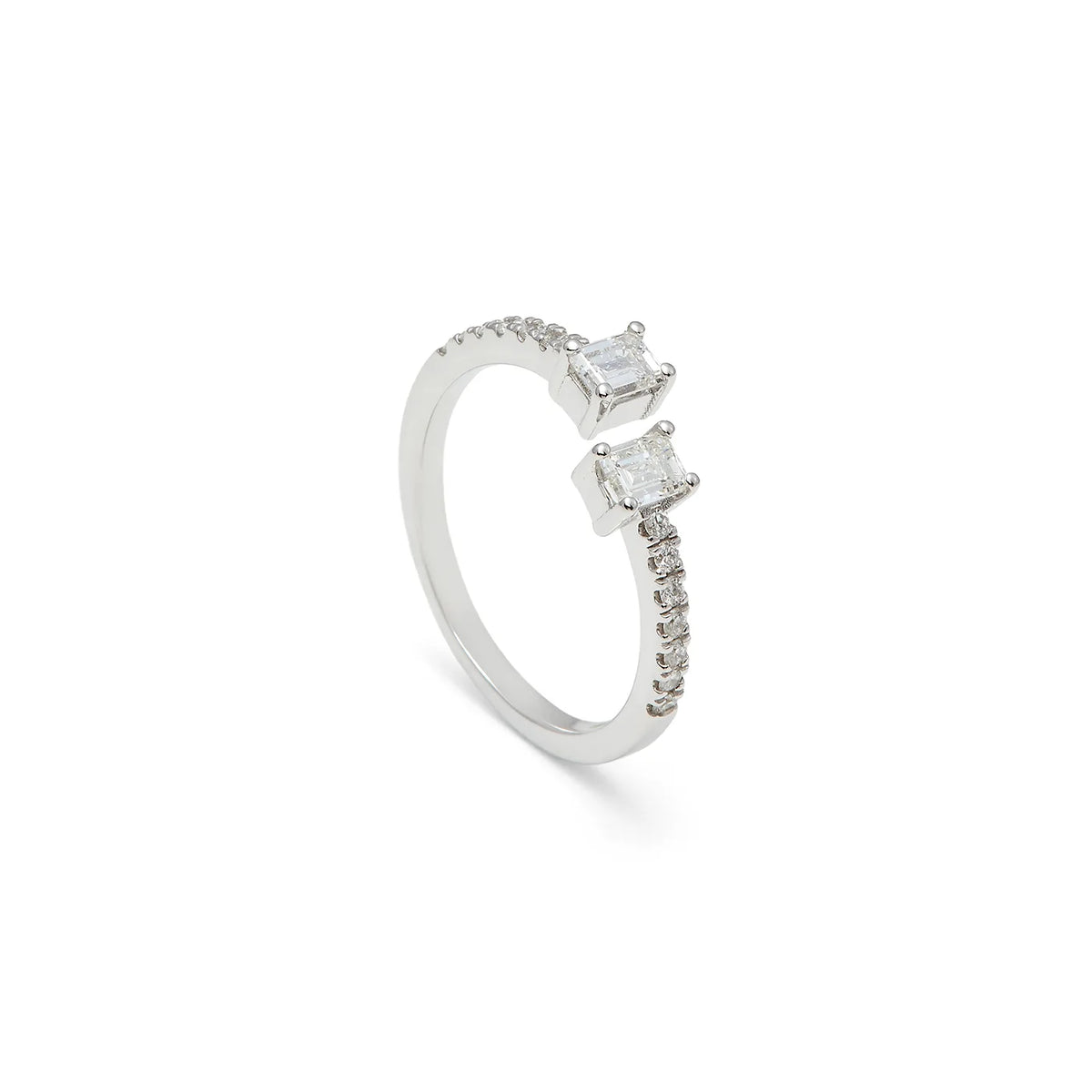 Anillo abierto con centros rectangulares. Las dos monturas aparecen a distinta altura en la composición.