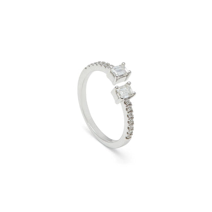 Anillo abierto con centros rectangulares. Las dos monturas aparecen a distinta altura en la composición.