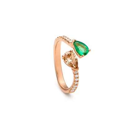 Anillo de esmeralda y diamante en lágrima. Los motivos se orientan en direcciones distintas sobre la mano.