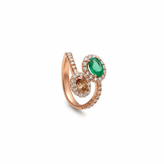 Anillo abierto de esmeralda y diamante oval. Las bandas se desdoblan para enmarcar los centros a distinta altura.